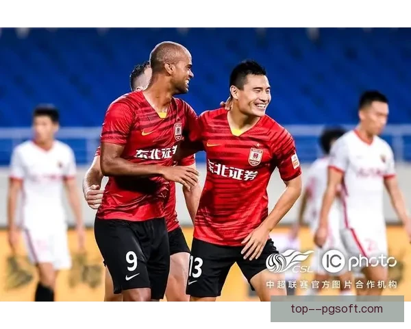 斯卡马卡安菲尔德梅开二度助力球队逆转取胜 斯卡马卡安菲尔德梅开二度助力球队逆转取胜